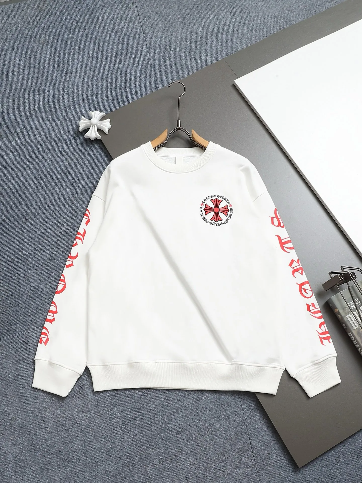 P230 Chrome hearts ch Chrome hearts cross printed round neck sweatshirt, large version, loose and stylish, low version, slim version, upper body and crotch pull, 100% commitment: top quality, not fast food, the highest version on the market, top quality, 420g, 26 custom-dyed double yarn cotton, same style for men and women, complete with three standards. Color: Black White Size: XS-L